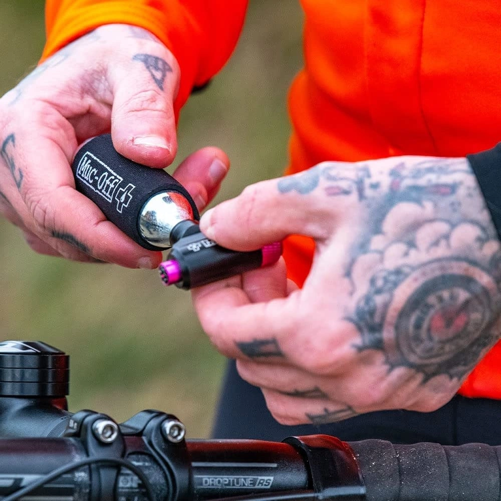 Muc-Off Kit Ruta Capsulas CO2 2pz Inflador Y Manga 2 Muc-Off Kit Ruta Capsulas CO2 2pz Inflador Y Manga - Imagen 2