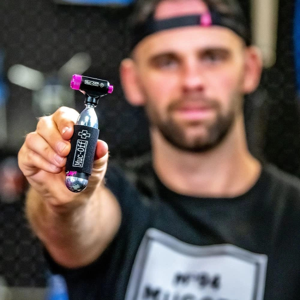 Muc-Off Kit Ruta Capsulas CO2 2pz Inflador Y Manga 4 Muc-Off Kit Ruta Capsulas CO2 2pz Inflador Y Manga - Imagen 4